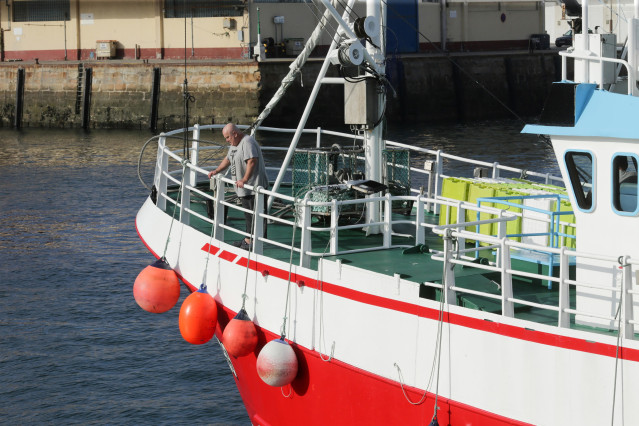 Archivo - Marineros en el Puerto de Burela, a 3 de octubre de 2022, en Burela, Lugo, Galicia (España).