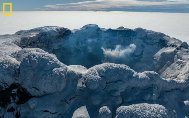 Cumbre del volcán del Monte Michael en la isla Saunders