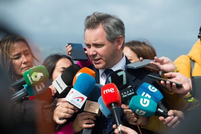 El delegado del Gobierno, José Miñones, atiende a medios durante la inspección del semisumergible de fabricación artesanal en la zona donde se encuentra localizado, a 14 de marzo de 2023, en Vilaxóan, Vilagarcía, Pontevedra, Galicia (España). Un operativo