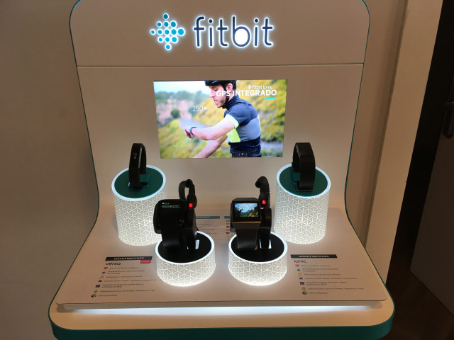 Archivo - Fitbit Versa y  Fitbit Ace