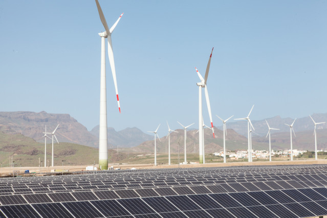 Archivo - Aerogeneradores y paneles solares en la inauguración del mayor complejo de generación de energías renovables de Canarias, a 27 de octubre de 2022, en San Bartolomé de Tirajana, Gran Canaria, Canarias (España).