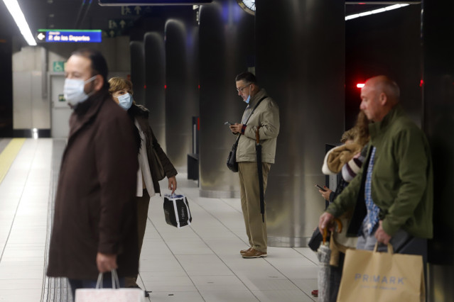Archivo - Varias personas con y sin mascarillas en el interior del metro. A 08 de febrero de 2023, en Málaga (Andalucía, España). El uso de las mascarillas en los transportes públicos de España deja de ser obligatorio hoy, una vez publicada en el Boletín
