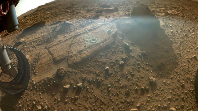Esta imagen muestra el afloramiento rocoso que el equipo científico de Perseverance llama 'Berea' después de que el rover de la NASA en Marte extrajera un núcleo de roca (derecha) y desgastara un parche circular (izquierda).