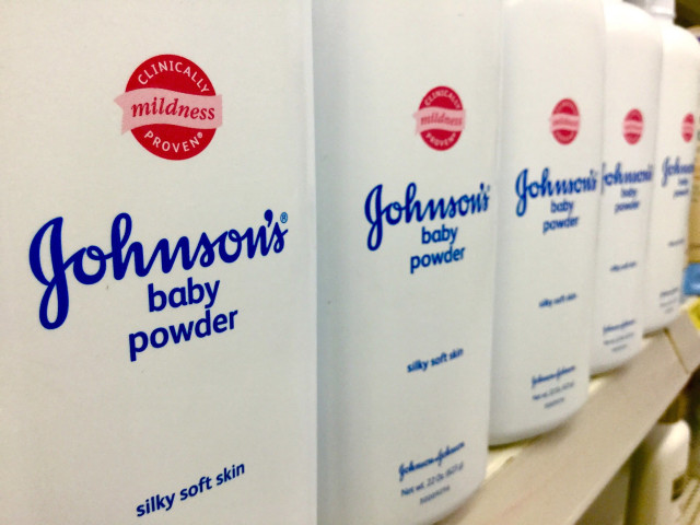 Archivo - Polvo de talco para bebés de Johnson & Johnson