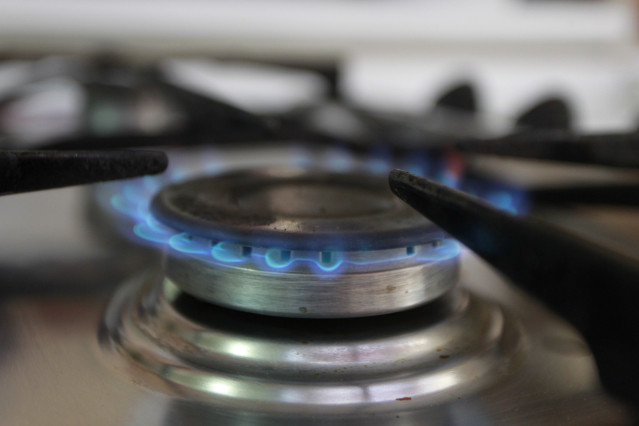 Archivo - Cocina de gas encendida.