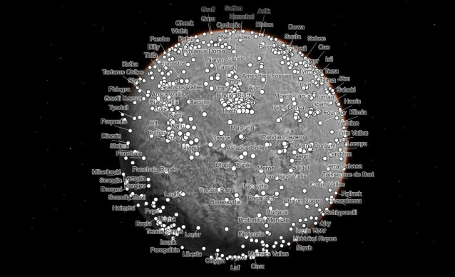 El Mosaico Global CTX de Marte permite a los científicos y al público explorar el planeta como nunca antes. Incluye diferentes capas de datos que se pueden activar o desactivar, como estas etiquetas para características geográficas nombradas en el planeta