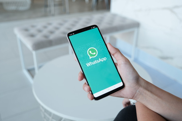 Archivo - Logo de WhatsApp en un 'smartphone'.