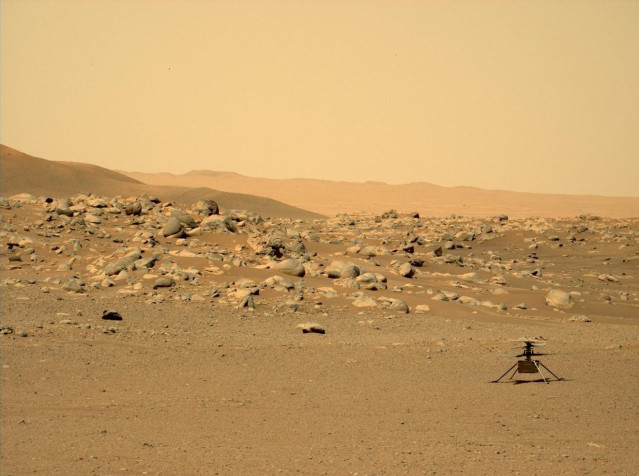 Esta imagen del helicóptero Ingenuity Mars Helicopter de la NASA fue tomada en el 'Aeródromo D' por el instrumento Mastcam-Z en el rover Perseverance el 15 de junio de 2021, el día 114 marciano, o sol, de la misión.