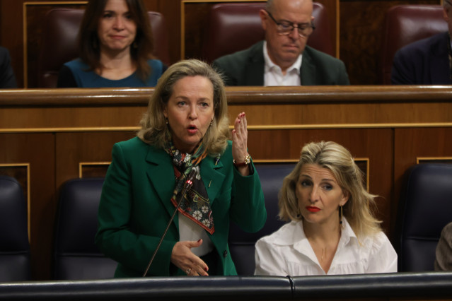 La vicepresidenta primera y ministra de Asuntos Económicos y Transformación Digital, Nadia Calviño (i), durante una sesión plenaria, en el Congreso de los Diputados, a 29 de marzo de 2023, en Madrid (España).