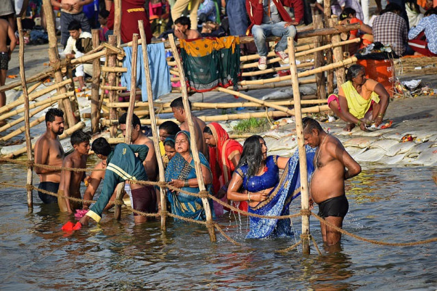 Peregrinos hindúes en el Ganges