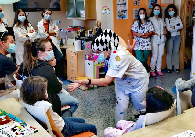 Pediatría Del Hospital De Valme Celebra El Día Del Libro Con Cuentacuentos Y La Donación De Publicaciones Infantiles