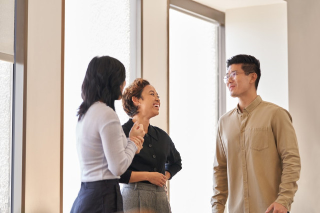 Recursos de tres empleados hablando