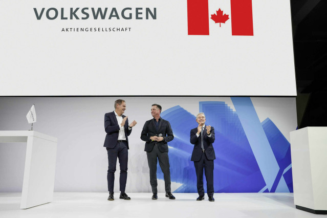 Archivo - De iz a dcha: Oliver Blume, consejero delegado de Volkswagen; Thomas Schmall, responsable de Tecnología de Volkswagen y presidente del consejo de supervisión de PowerCo, y François-Philippe Champagne, Ministro de Innovación, Ciencia e Industria
