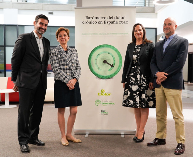 Foto de familia de la rueda de prensa del Barómetro del dolor