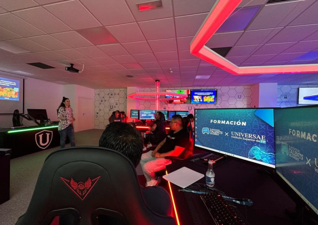 Los alumnos de UNIVERSAE reciben la formación impartida por profesionales del programa PlayStation Talents Academy en el Cybersecurity Lab