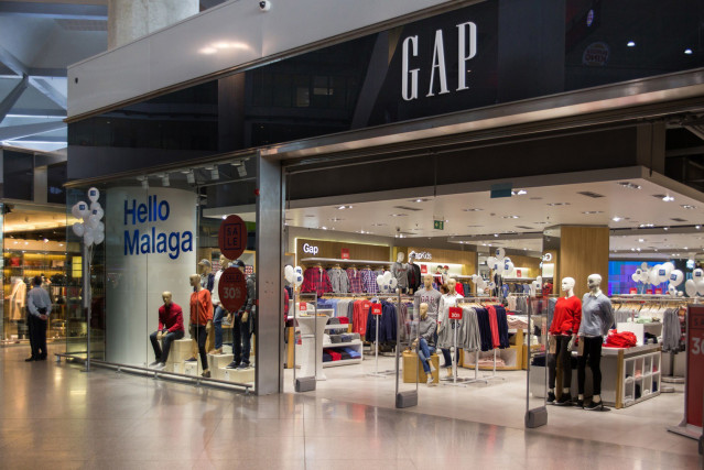 Archivo - Tienda Gap en aeropuerto de Málaga