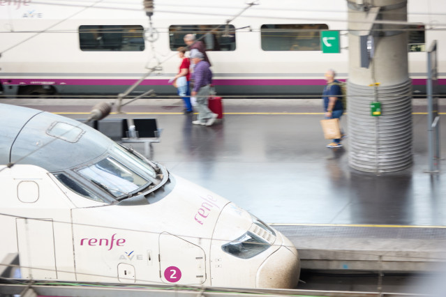 Viajeros con maletas en uno de los andenes de la estación Almudena Grandes-Atocha Cercanías, a 28 de abril de 2023, en Madrid (España).