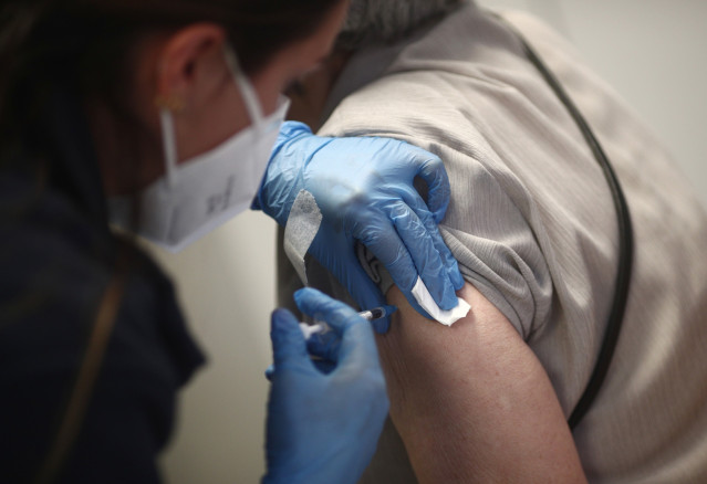 Archivo - Una sanitaria inyecta la primera dosis de la vacuna de Pfizer contra el coronavirus a una anciana en el Centro de salud Rejas, a 6 de abril de 2021, en Madrid (España).
