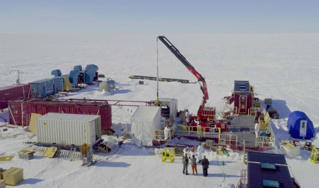 Los científicos rastrearon el movimiento del hielo utilizando sedimentos de un lago a más de 1 kilómetro bajo el hielo.