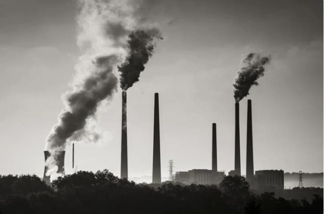 Factoría emitiendo CO2 a la atmósfera en Cincinnati, EE.UU..
