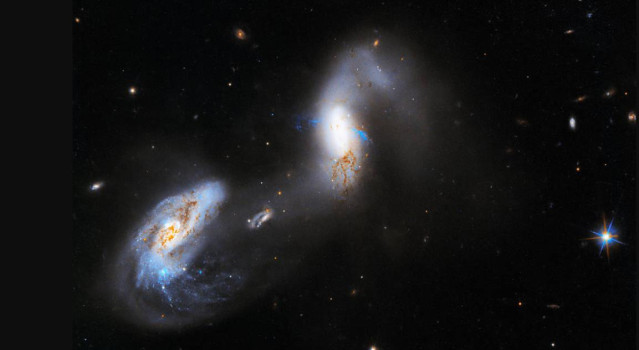 Galaxias en interacción AM 1214-255.