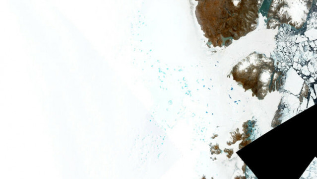 Estanques azules brillantes de agua de deshielo salpican el hielo del noreste de Groenlandia en esta imagen satelital Sentinel-2 de agosto de 2019.