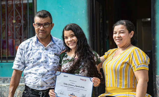 Una familia beneficiaria de una Beca 'Transformando Realidades'.