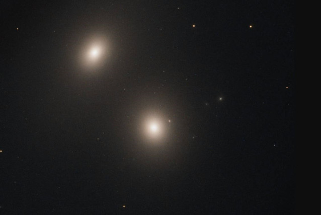 Galaxias NGC 545 y NGC 547 (abajo)