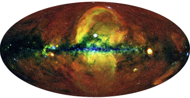 El mapa de todo el cielo SRG/eROSITA como una imagen de color falso (rojo para energías 0.3-0.6 keV, verde para 0.6-1.0 keV, azul para 1.0-2.3 keV).