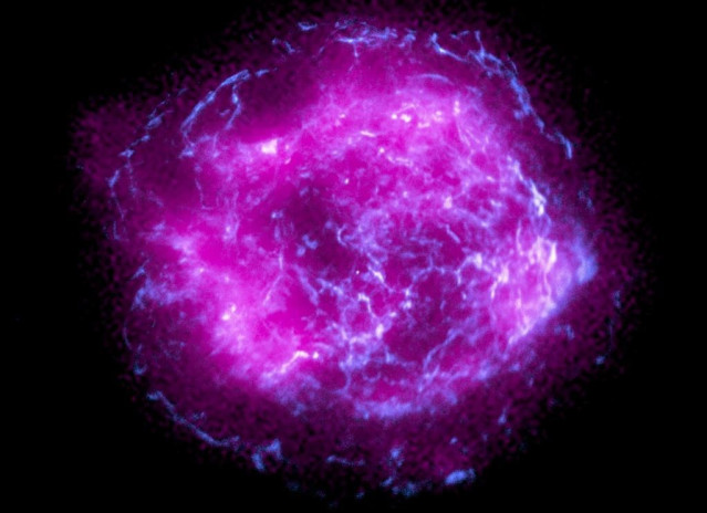 Esta imagen del remanente de supernova Cassiopeia A, el primer objeto observado por el satélite Imaging X-ray Polarimetry Explorer (IXPE) de la NASA, combina algunos de los primeros datos de rayos X recopilados por IXPE, que se muestran en magenta.