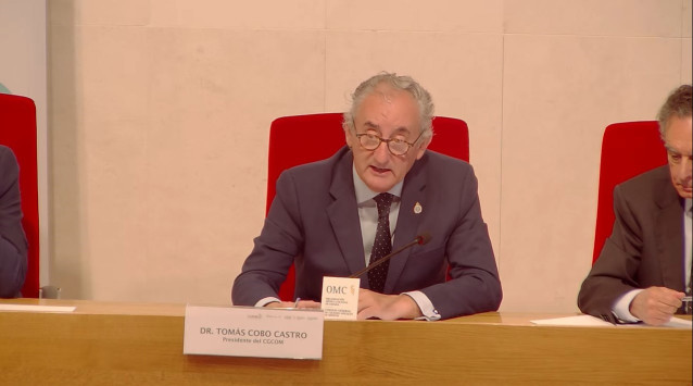 El presidente del Consejo General de Médicos (CGCOM), Tomás Cobo, en rueda de prensa tras reunirse con representates de PSOE y PP para presentarle soluciones a la crisis sanitaria. En Madrid (España), a 11 de mayo de 2023.
