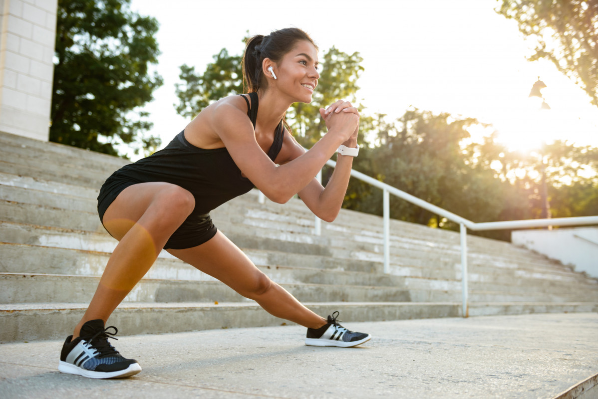 Retrato mujer sonriente fitness auriculares