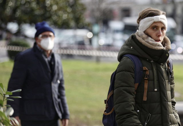Archivo - Una mujer camina por la calle sin mascarilla, a 4 de febrero de 2022, en Madrid (España).