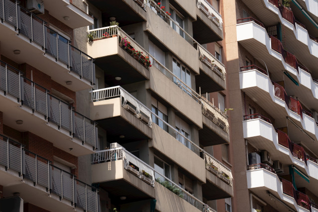 Fachada de un edificio, a 25 de abril de 2023, en Barcelona, Catalunya (España). La oferta de viviendas en alquiler ha caído un 51% en Barcelona desde el inicio de la legislatura, en 2019, según un comunicado de Idealista hoy. Barcelona es la segunda capi