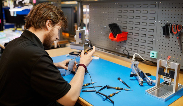 Archivo - Servicio de reparación de iPhone