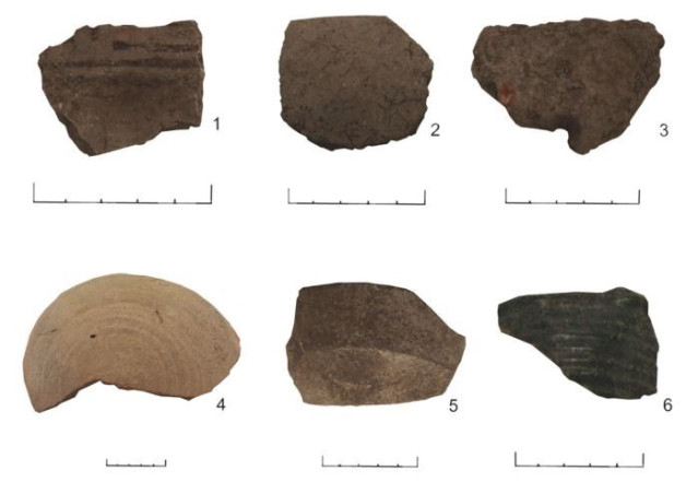 Muestras de las seis categorías de cerámica analizadas. 1=Chican-Ostionoid, 2=Indígena sin decoración, 3=buren, 4=tarro de aceituna española, 5=glaseado europeo, 6=bacino verde. Escala = 5 cm