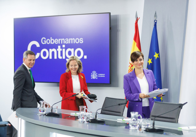 (I-D) El ministro de Sanidad, José Miñones; la vicepresidenta primera y ministra de Asuntos Económicos y Transformación Digital, Nadia Calviño, y la ministra de Política Territorial y portavoz del Gobierno de España, Isabel Rodríguez, a su llegada a una r