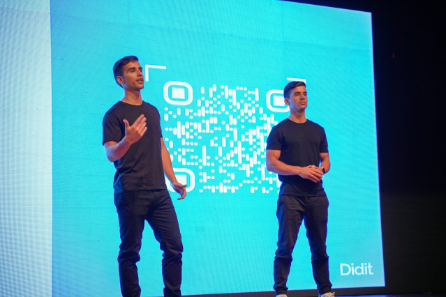 Alejando y Alberto Rosas cofundadores de Gamium en la presentación de Didit.