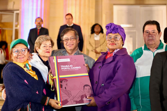 Archivo - Miembros del Gobierno de Colombia, entre ellos el presidente Gustavo Petro, presentan el proyecto de reforma laboral.