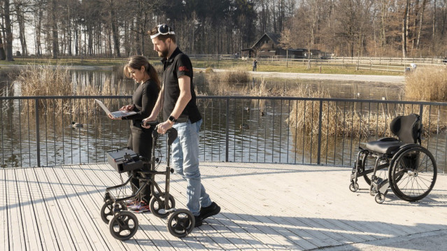 Gert-Jan Oskam y la investigadora Andrea Galvez paseando por el Lac de Sauvabelin en Lausana (Suiza).