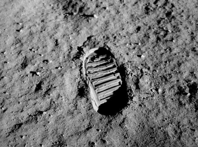 Archivo - Huella de la pisada del piloto del módulo lunar del Apolo 11, Buzz Aldrin, en la superficie lunar.