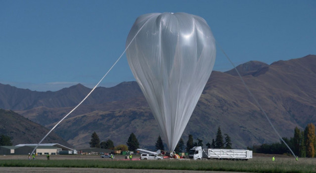 Un globo de superpresión parcialmente inflado mientras se prepara para su lanzamiento desde Wānaka, Nueva Zelanda, el 16 de abril, con la carga útil SuperBIT.