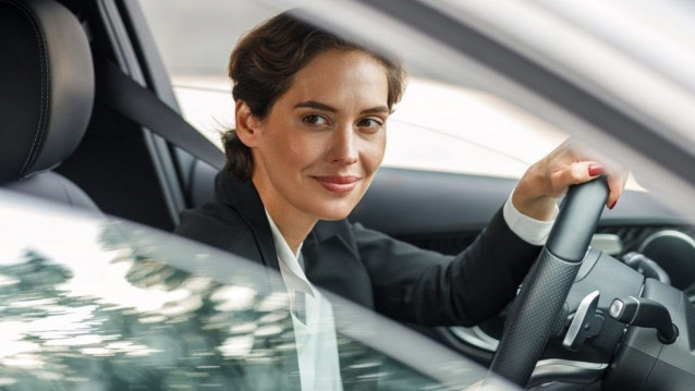 Archivo - Mujer en un coche