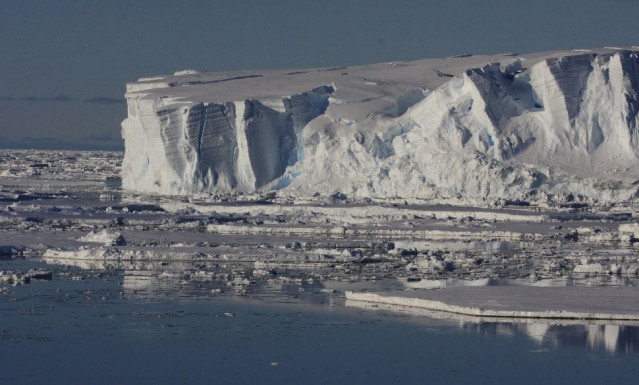 Un frente de hielo en el océano rodeado de hielo.