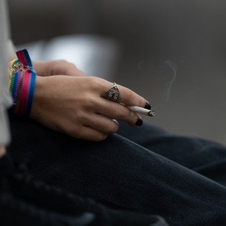 Archivo - Varios jóvenes fuman en las inmediaciones del colegio Pia Balmes, que la nueva normativa del Govern convertirán en espacio libre de humo, a 23 de septiembre de 2022, en Barcelona, Cataluny