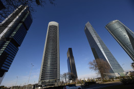 Archivo - Vista de las 5 torres en el complejo Cuatro Torres Business Area en el barrio de La Paz, a 26 de febrero de 2023, en Madrid, (España). La Torre de Cristal es la segunda por la izquierda.