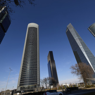Archivo - Vista de las 5 torres en el complejo Cuatro Torres Business Area en el barrio de La Paz, a 26 de febrero de 2023, en Madrid, (España). La Torre de Cristal es la segunda por la izquierda.