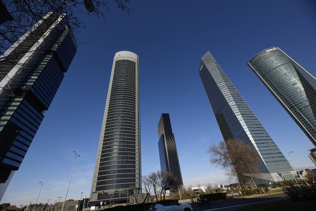 Archivo - Vista de las 5 torres en el complejo Cuatro Torres Business Area en el barrio de La Paz, a 26 de febrero de 2023, en Madrid, (España). La Torre de Cristal es la segunda por la izquierda.