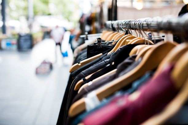 Archivo - Interior de un comercio de ropa.- Archivo