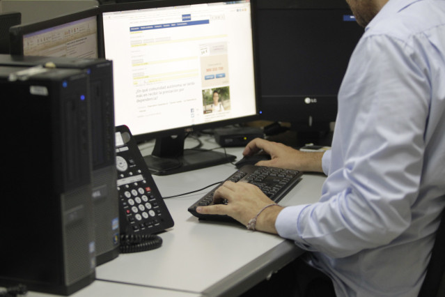 Archivo - Trabajador, oficina, teclado, ordenador